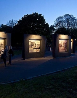 Specjalnie na Europejską Noc Muzeów wystawa plenerowa była iluminowana. Fot. D. Jagodziński