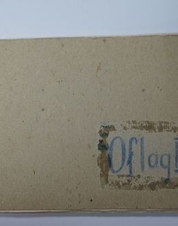 Album z pamiątkami jeńca wojennego kpt. Piotra Pawlaka. Tytuł sugeruje, że album zawiera pamiątki jedynie z pobytu w Offlagu II C w Woldenbergu, jednak wśród fotografii znajdują się 4 z Oflagu w Itzehoe i jedno legitymacyjne z Grossborn.