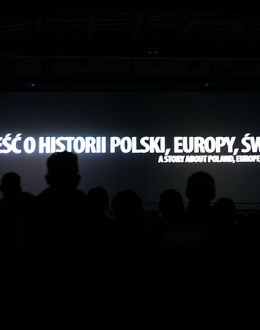 Screenings of the "Explosion" on a large screen in a warehouse in the premises of the Port of Gdańsk. Photo: Roman Jocher