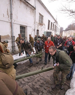 Uczestnicy w towarzystwie rekonstruktorów odtwarzających żołnierzy 1 Armii Wojska Polskiego zdobywali pozycje niemieckie. Fot. J. Balk