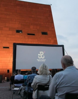 Projekcja filmu "Miasto 44" na placu przed Muzeum II Wojny Światowej w Gdańsku