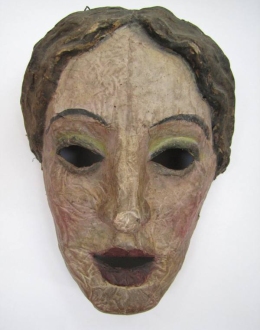 Maska teatralna przedstawiająca kobiecą twarz, wykorzystywana w teatrze utworzonym przez jeńców wojennych w Oflagu VII A Murnau.