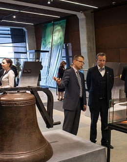 Przewodniczący Rady Europejskiej Donald Tusk w towarzystwie dyrektora Muzeum II Wojny Światowej prof. Machcewicza zwiedza wystawę. Fot. Roman Jocher