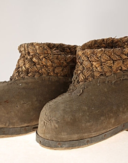 Buty ze słomy z drewnianą podeszwą, wykonane własnoręcznie przez Polaka zesłanego na Syberię. Fot. Dominik Jagodziński