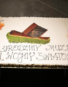 Tort urodzinowy Muzeum II Wojny Światowej