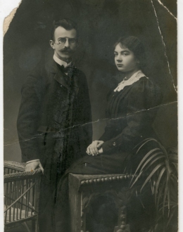 Czarno – biała fotografia wykonana w studiu fotograficznym, przedstawiająca dr Stefana Wąsowskiego i Czesławę Dunin – Wąsowicz.