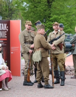 Pokaz grup rekonstrukcji historycznych przed Muzeum II Wojny Światowej fot. E. Bęben