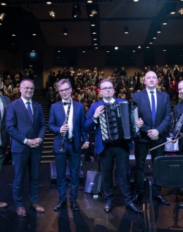 Prof. Grzegorz Berendt (MIIWS) i Wiceminister MKiDN Jarosław Sellin wraz z zespołem Zagan Acoustic podczas koncertu "Polska dusza" fot. M. Bujak