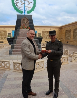 Dr Karol Nawrocki, dyrektor MIIWS z dyrektorem Muzeum Wojskowym El-Alamein w Egipcie mjr. Mahmoudem El Sayed Abdel Moneim 