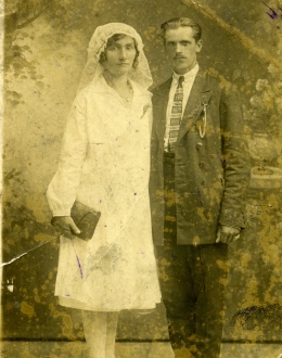 Zdjęcie ślubne Jana i Emilii Korzeniewskich wykonane w 1930 r. we wsi Majdan w obwodzie żytomirskim. Cała rodzina oraz wszyscy mieszkańcy wsi zostali deportowani do Kazachstanu jesienią 1936 r., zbiory MIIWŚ