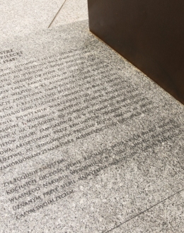 Tablica Pomnik rtm. Witolda Pileckiego przy Muzeum II Wojny Światowej w Gdańsku, fot. M. Bujak ©