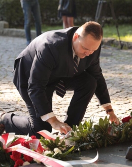 Dr Karol Nawrocki dyrektor MIIWŚ skłąda kwiaty na Cmentarzu Żołnierzy Wojska Polskiego na Westerplatte, fot. M. Bujak