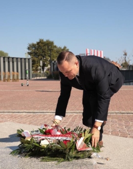 Dr Karol Nawrocki dyrektor MIIWŚ skłąda kwiaty pod pomnikiem rtm. Witolda Pileckiego, fot. M. Bujak