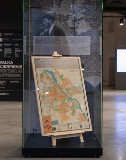W ramach akcji „Wejście w historię” prezentujemy kolejny eksponat ze zbiorów Muzeum - niemiecki plan Warszawy z obszarem getta zaznaczonym niebieską linią.