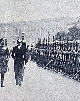Beck przed kompanią reprezentacyjną Wehrmachtu, Berlin 1935. Domena publiczna.