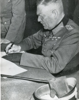 Feldmarszałek Wilhelm Keitel podpisujący akt bezwarunkowej kapitulacji Niemiec, 8 maja 1945 r. (MIIWŚ)