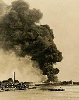 Płocnące Westerplatte widziane z pokładu pancernika Schleswig-Holstein. Ze zbiorów Muzeum II Wojny Światowej.