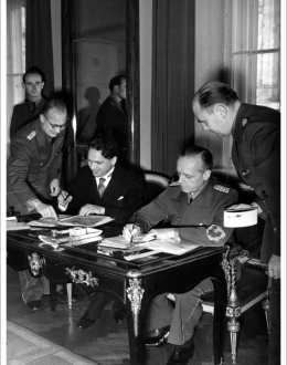 Zdj. Podpisanie układu niemiecko-słowackiego przez ministra spraw zagranicznych III Rzeszy Joachima von Ribbentropa (drugi z prawej) i posła słowackiego w Berlinie Matusza Cernaka (trzeci z prawej), Berlin 1939 (Źródło: Narodowe Archiwum Cyfrowe).