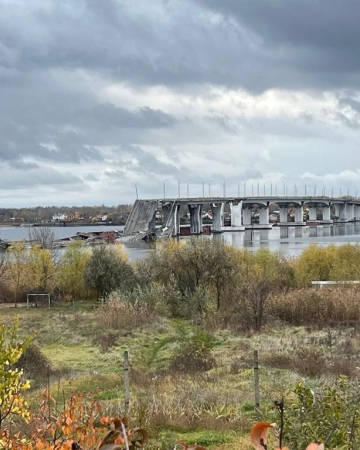 Pozostałości mostu antonowskiego pod Chersoniem, obwód chersoński. Fot. Jurij Sawczuk / 2022