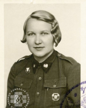 Elżbieta Zawacka w mundurze młodszej aspirantki PWK, Tarnowskie Góry, 1936 (zbiory FGEZ)