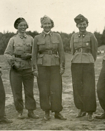 Elżbieta Zawacka (w środku) i komendantki plutonów, Garczyn, 1939 (zbiory FGEZ)