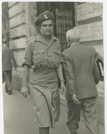 Karolina Lanckorońska w mundurze II Korpusu Polskich Sił Zbrojnych na Zachodzie, 1945 (PAUart)