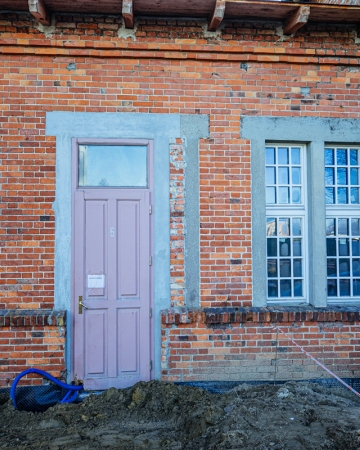 Widok ahistorycznych drzwi w miejscu których zostanie wstawione okno