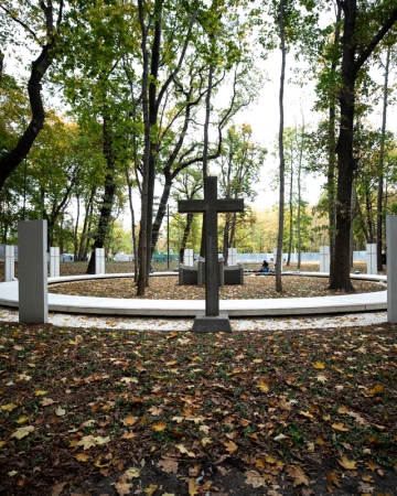Dwa krzyże na Cmentarzu Żołnierzy Wojska Polskiego na Westerplatte