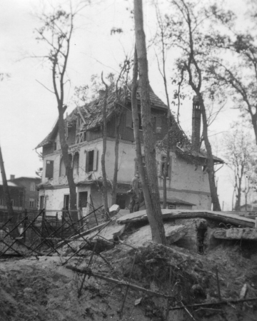Obiekty po zakończeniu walk w 1939 roku. Na pierwszym planie zburzona wskutek niemieckiego bombardowania wartownia, w tle uszkodzona willa oficerska. 