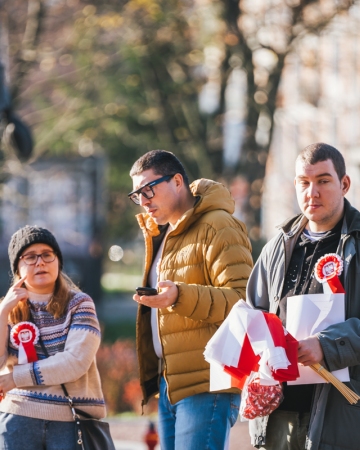 Od godzin porannych muzealni wolontariusze rozdają biało-czerwone flagi, kotyliony i przypinki dla obchodzących 11 listopada w MIIWŚ.  