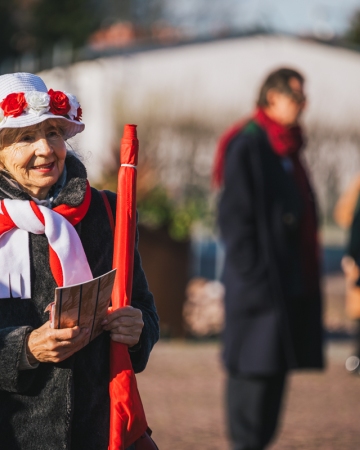Od godzin porannych muzealni wolontariusze rozdają biało-czerwone flagi, kotyliony i przypinki dla obchodzących 11 listopada w MIIWŚ.  