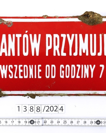 Tabliczka znaleziona w leju po eksplozji niemieckiej bomby SC 250