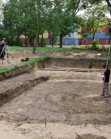 Wykonywanie dokumentacji archeologicznej leja po eksplozji niemieckiej bomby SC 250