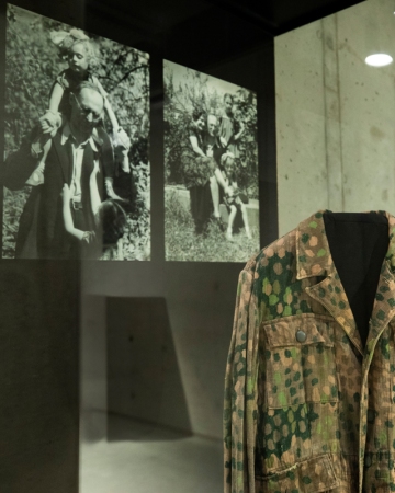 "Wejście w historię" - niemiecka bluza maskująca, używana przez Tadeusza Merskiego w czasie drogi powrotnej do domu po wyzwoleniu z obozu w Dachau