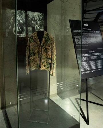 "Wejście w historię" - niemiecka bluza maskująca, używana przez Tadeusza Merskiego w czasie drogi powrotnej do domu po wyzwoleniu z obozu w Dachau