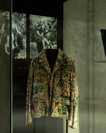 "Wejście w historię" - niemiecka bluza maskująca, używana przez Tadeusza Merskiego w czasie drogi powrotnej do domu po wyzwoleniu z obozu w Dachau