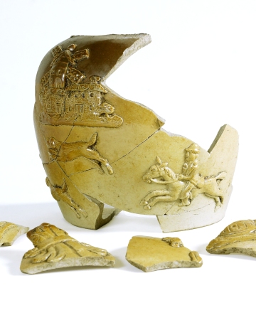 Ozdobne, ceramiczne naczynie z początku drugiej połowy XIX w.