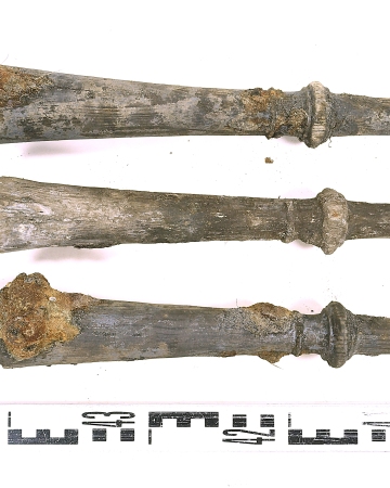 Drewniane nogi krzesła z kasyna podoficerskiego znalezione w leju po bombie