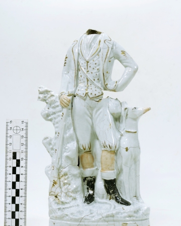 Figurka myśliwego z poł. XIX w. znaleziona w warstwie rozbiórkowej budynku kurortowego