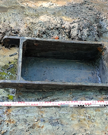 Nosidła do gruzu używane przez polskich jeńców cywilnych zmuszonych przez Niemców do wykonywania prac rozbiórkowo-porządkowych, znalezione w leju po bombie