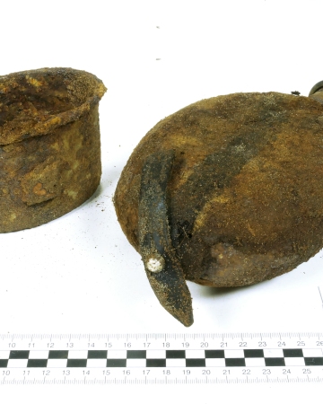 Niemiecka manierka z kubkiem znaleziona podczas badań poprzedzających budowę drogi