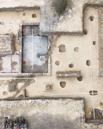 Podstawa pomnika X-lecia posadowiona na reliktach budynku z okresu kurortu oraz negatywy nasadzeń zieleni poprzedzających zabudowę