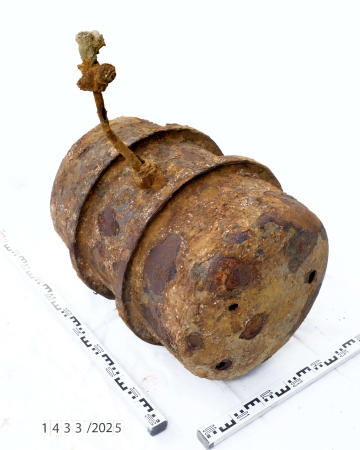 Pojemnik na stężony kwas wykorzystywany do wytwarzania sztucznej mgły, używany najprawdopodobniej przez włoskich żołnierzy II Batalionu Zadymiania