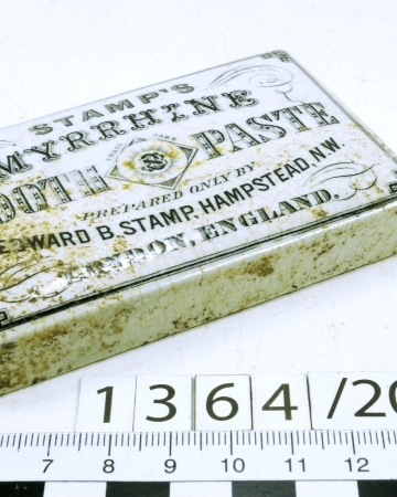 Wieczko pojemnika na pastę do zębów z przełomu XIX i XX wieku