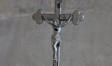Krzyż metalowy z podstawą, wyprodukowany najprawdopodobniej w początkach XX wieku, używany do dewocji prywatnej, wymiary 41 cm x 19 cm. Fot. Mikołaj Bujak