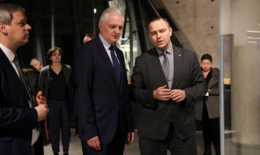 Od lewej: Wiceprezes Rady Ministrów, Minister Nauki i Szkolnictwa Wyższego, dr Jarosław Gowin i Dyrektor Muzeum II Wojny Światowej, dr Karol Nawrocki. Fot. Mikołaj Bujak
