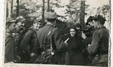 Żołnierze 5. Wileńskiej Brygady Armii Krajowej. Na zdjęciu widoczni (od lewej): Jerzy Lejkowski "Szpagat", Zdzisław Badocha "Żelazny", Henryk Wieliczko "Lufa" oraz Leon Smoleński "Zeus".