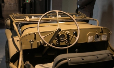Transport zabytkowego Willys’a MB do sali wystaw czasowych na poziomie -3 