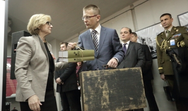 Estonia’s Minister of Culture presents deputy director of the Museum of the Second World War dr hab. P. Majewski with a suitcase. Photo: Grzegorz Mehring/ESC Archives