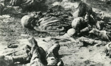 Fot. Ciała zamordowanych w Katyniu polskich oficerów, ekshumowane z jednego z grobów (MIIWŚ)